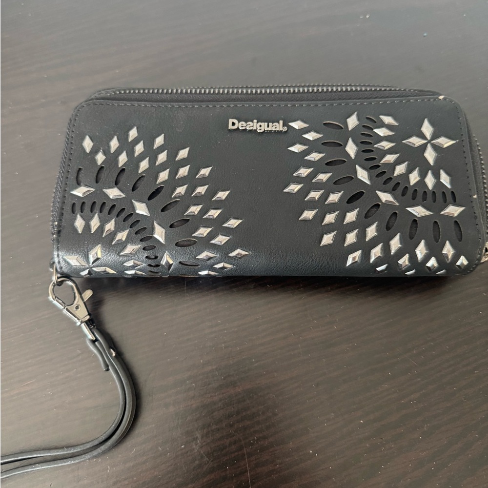 Desigual wallet
Black die cut with studs